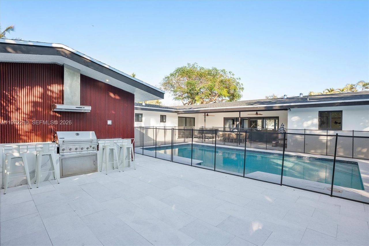 8201 SW 151st St, Palmetto Bay, FL 33158 Photo