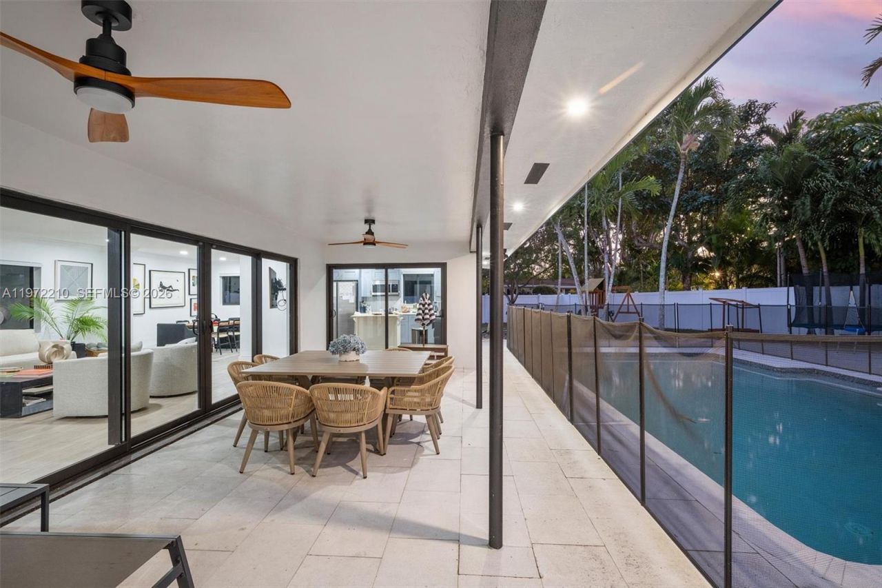 8201 SW 151st St, Palmetto Bay, FL 33158 Photo