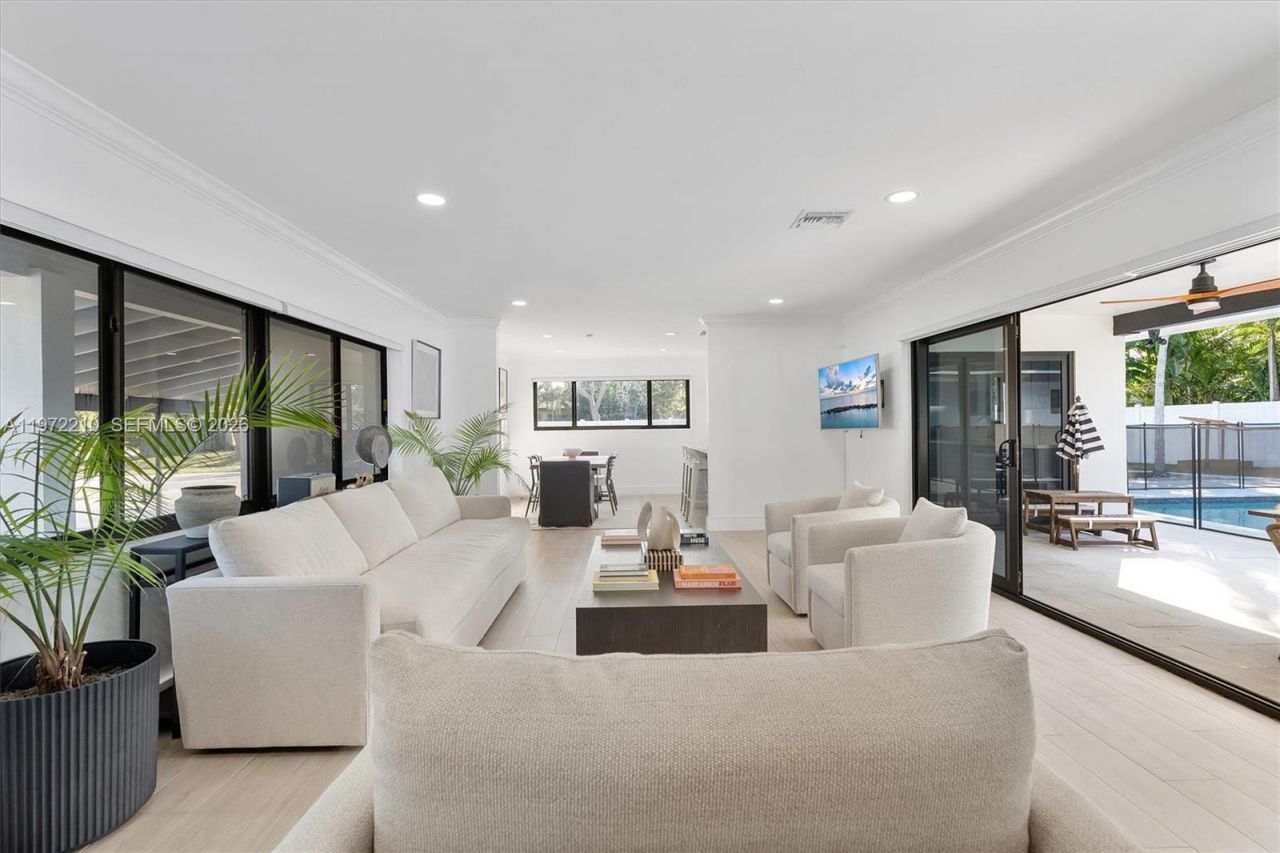 8201 SW 151st St, Palmetto Bay, FL 33158 Photo