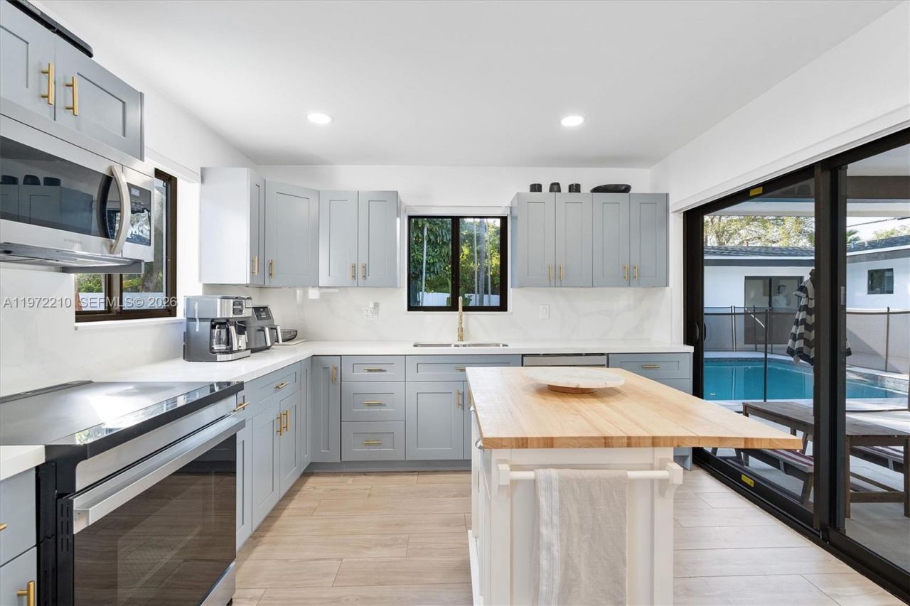 8201 SW 151st St, Palmetto Bay, FL 33158 Photo