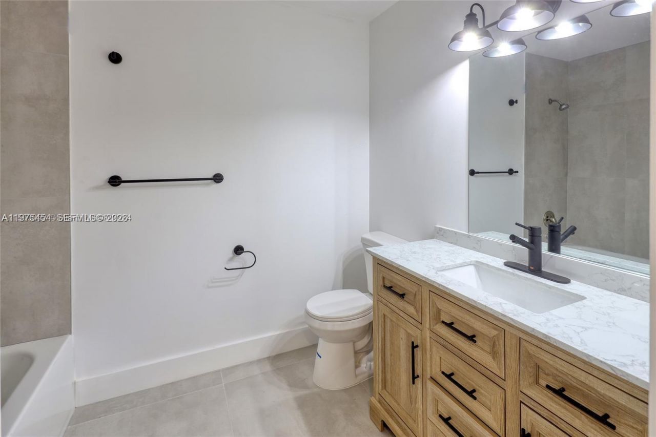 3905 Adra Ave, Unit J-46B, Doral, FL 33178 Photo