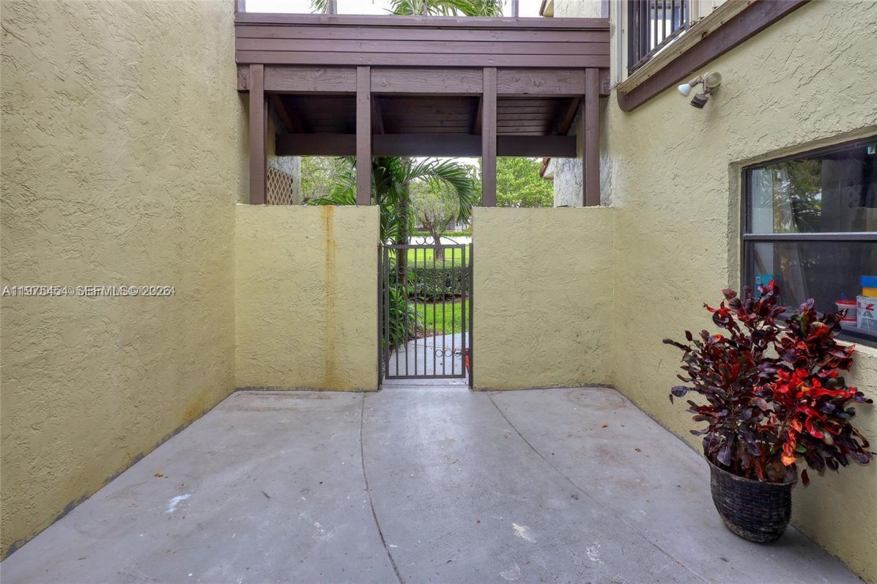 3905 Adra Ave, Unit J-46B, Doral, FL 33178 Photo