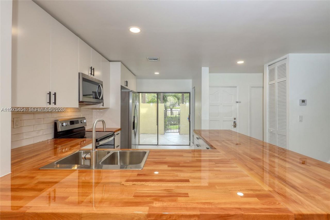 3905 Adra Ave , Unit J-46B, Doral, FL 33178 Photo