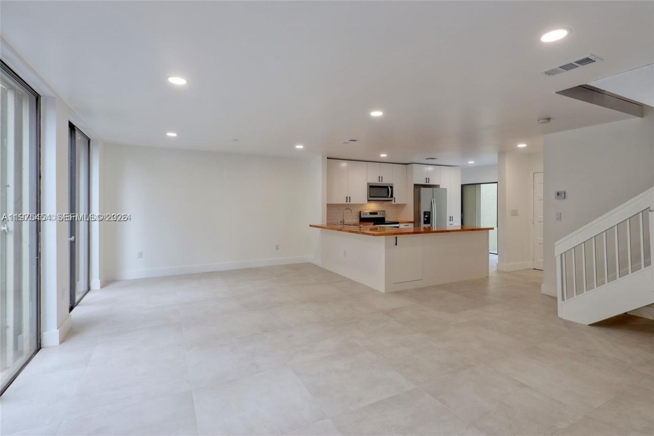 3905 Adra Ave, Unit J-46B, Doral, FL 33178 Photo