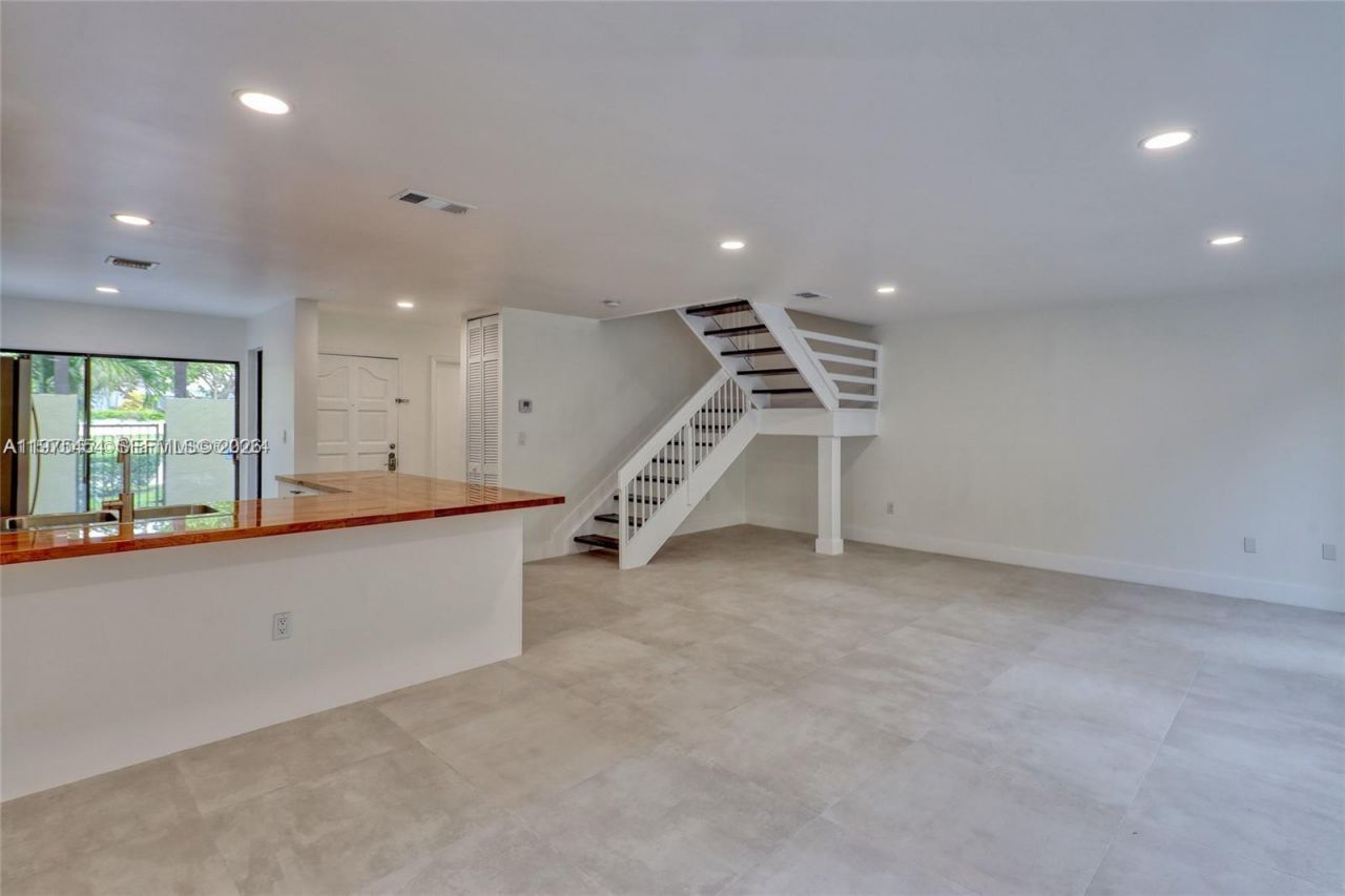3905 Adra Ave, Unit J-46B, Doral, FL 33178 Photo