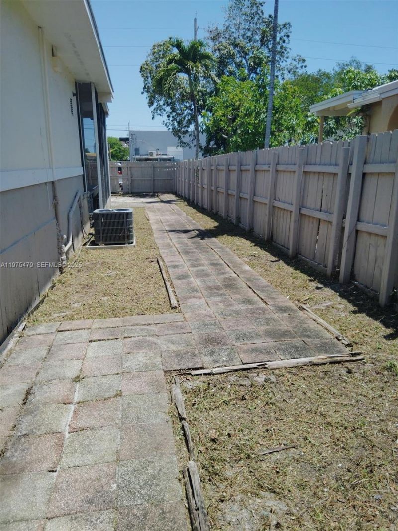 109 SW 1st Ave, Hallandale Beach, FL 33009 Photo