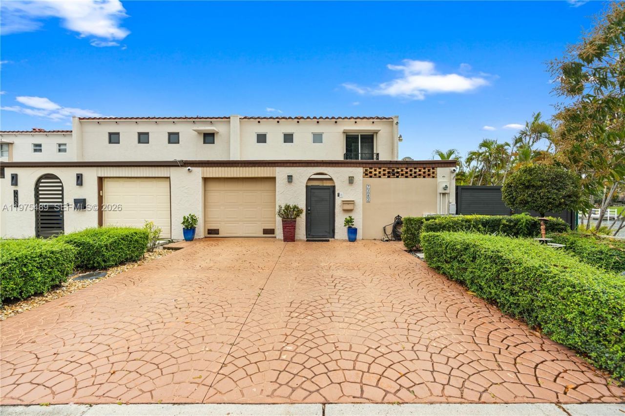 7282 Jacaranda Ln, Miami Lakes, FL 33014 Photo