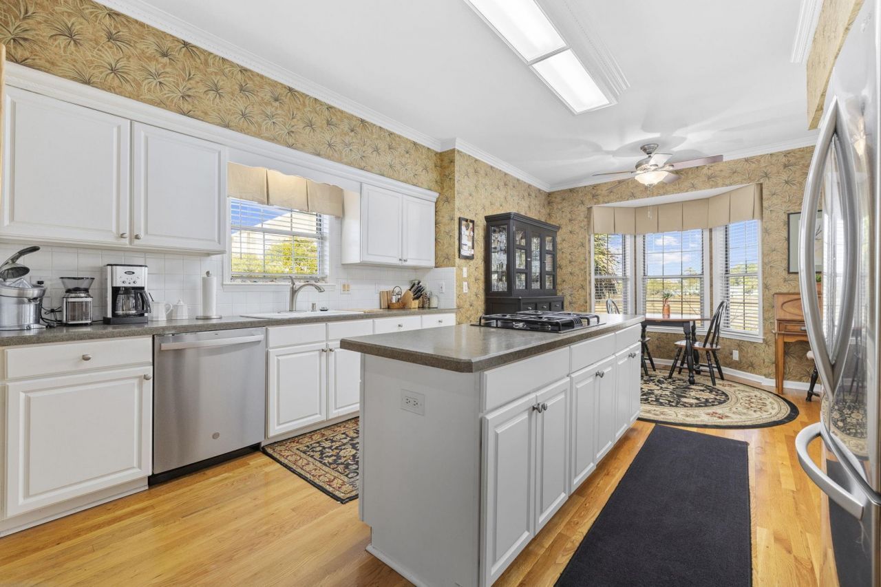 4616 Eyerly St. Photo 9