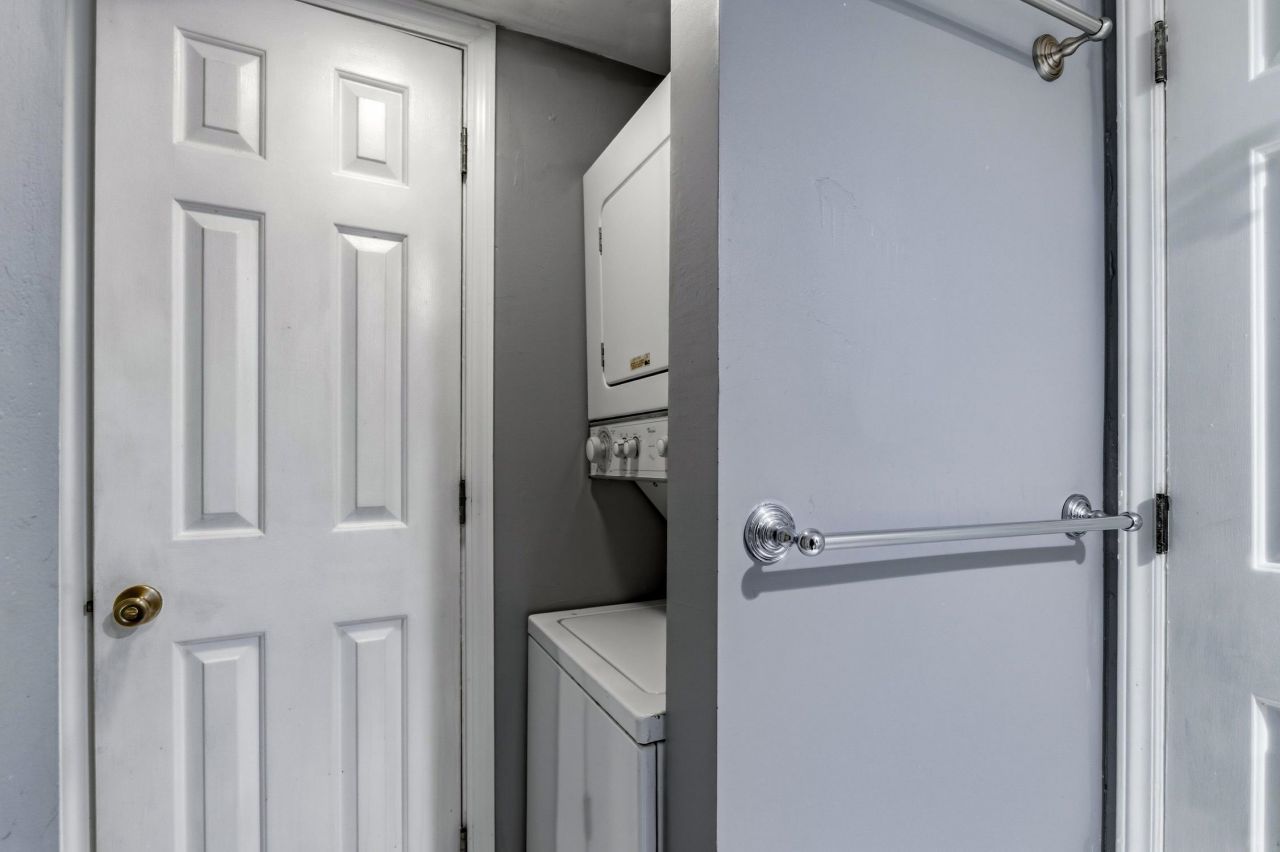 215 Atlantic Ave.  Photo 12