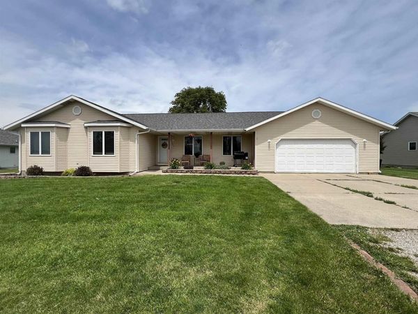 304 E 6th Street, Newhall, IA 52315