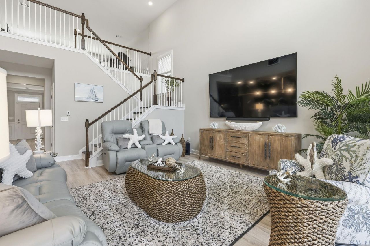 440 Mikita Dr. Photo 9