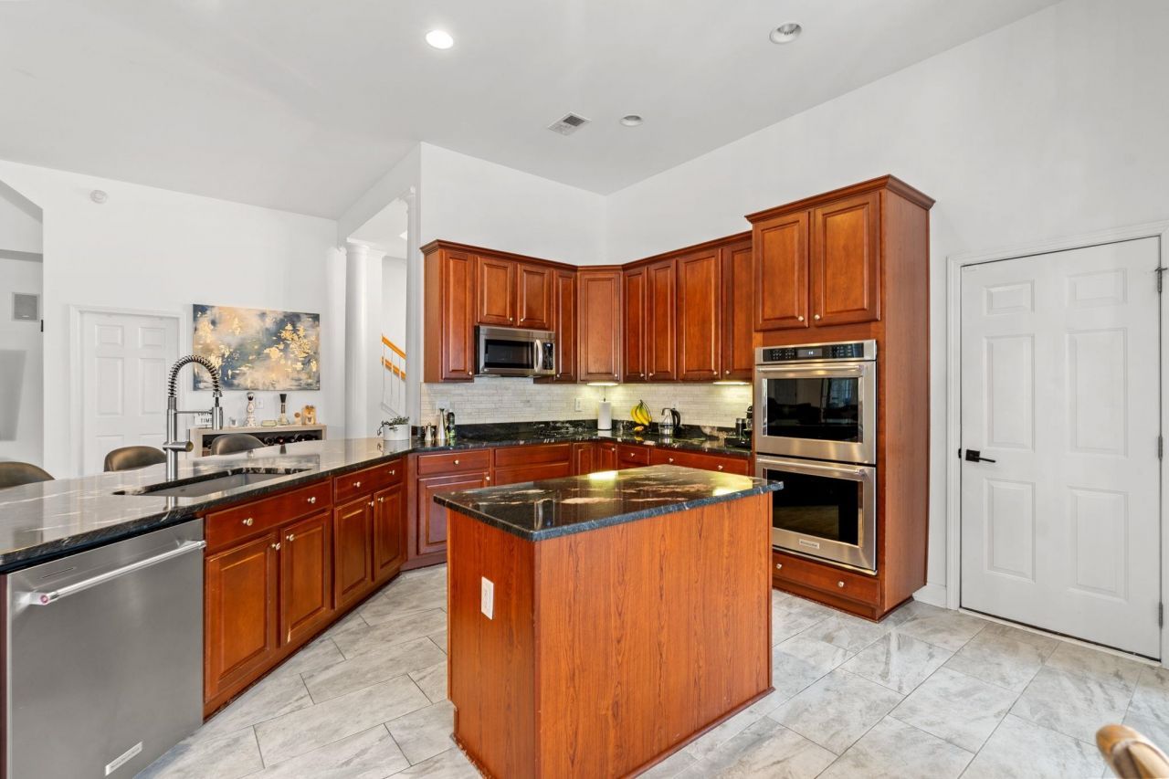 2450 Windmill Way Photo 10