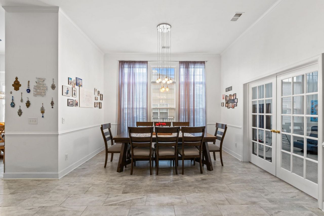 2450 Windmill Way  Photo 8