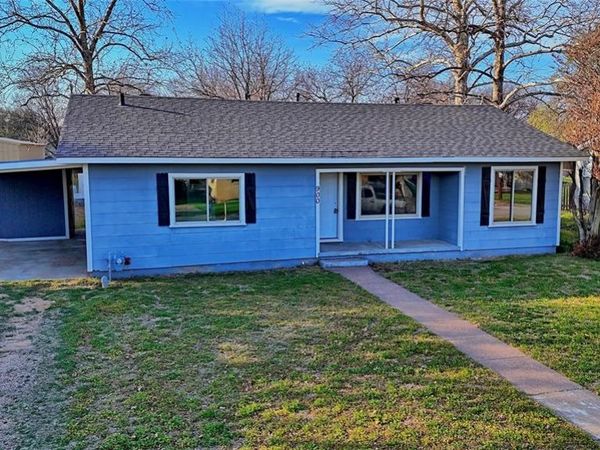 900 N Lamb Street, Bowie, TX 76230