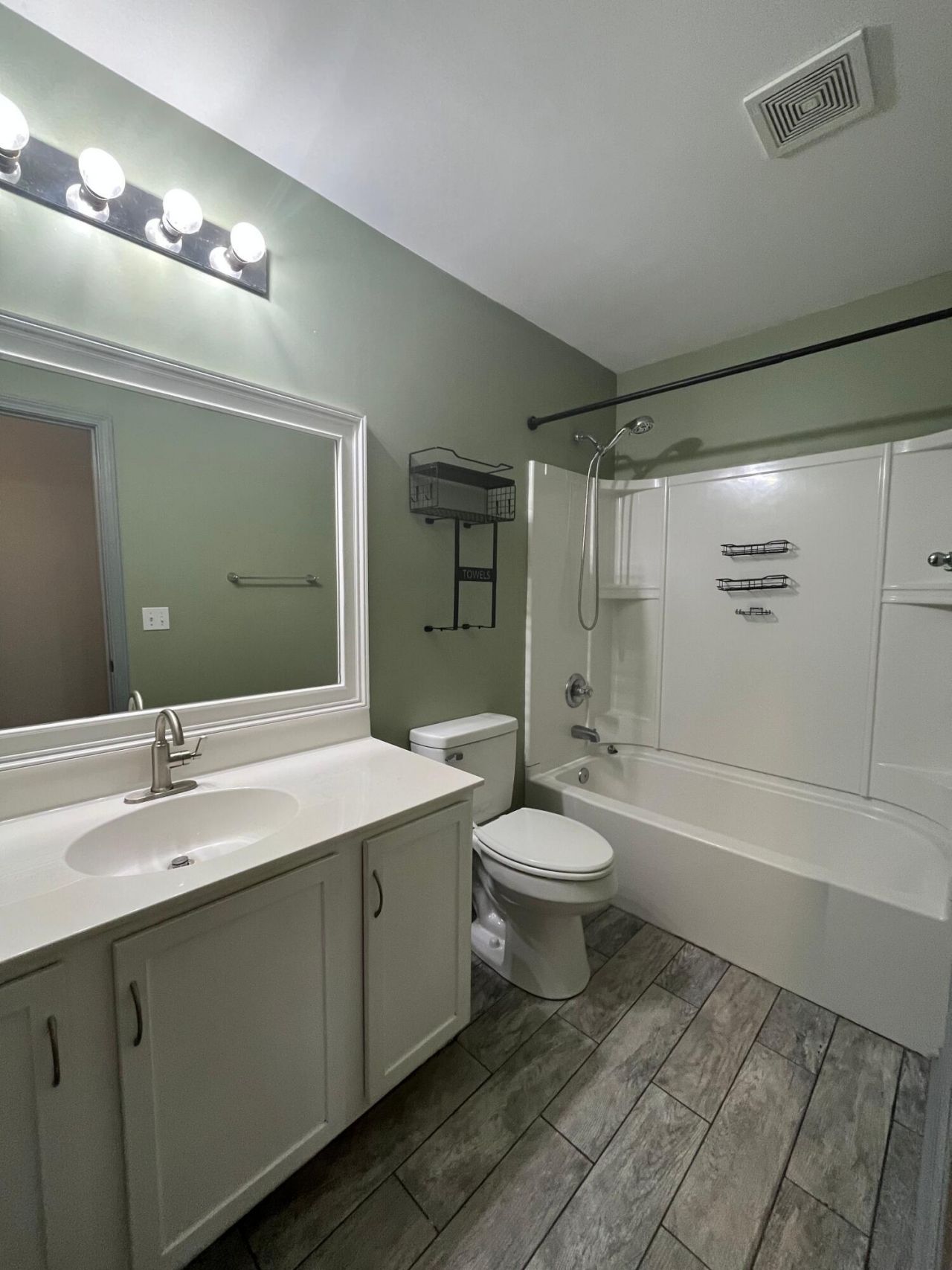 242 Medford Drive Photo 10