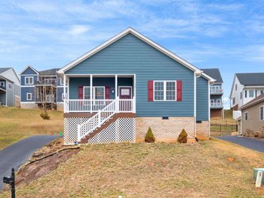 121 BEAUREGARD DR, STAUNTON, VA 24401