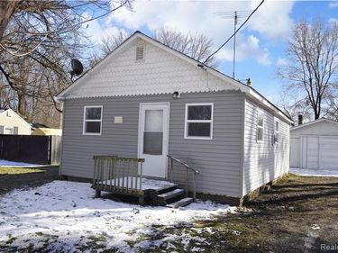 2390 E Boatfield Avenue, Burton, MI 48529