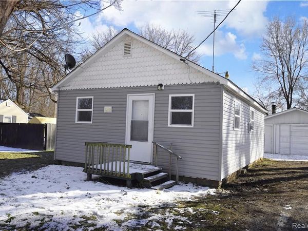 2390 E Boatfield Avenue, Burton, MI 48529