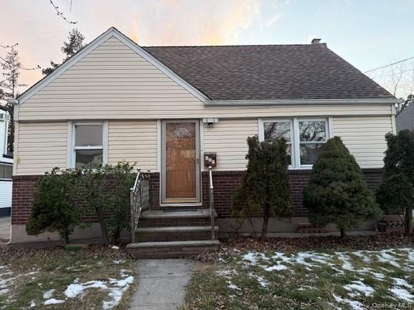 915 N 7th Street , North New Hyde Park, NY 11040