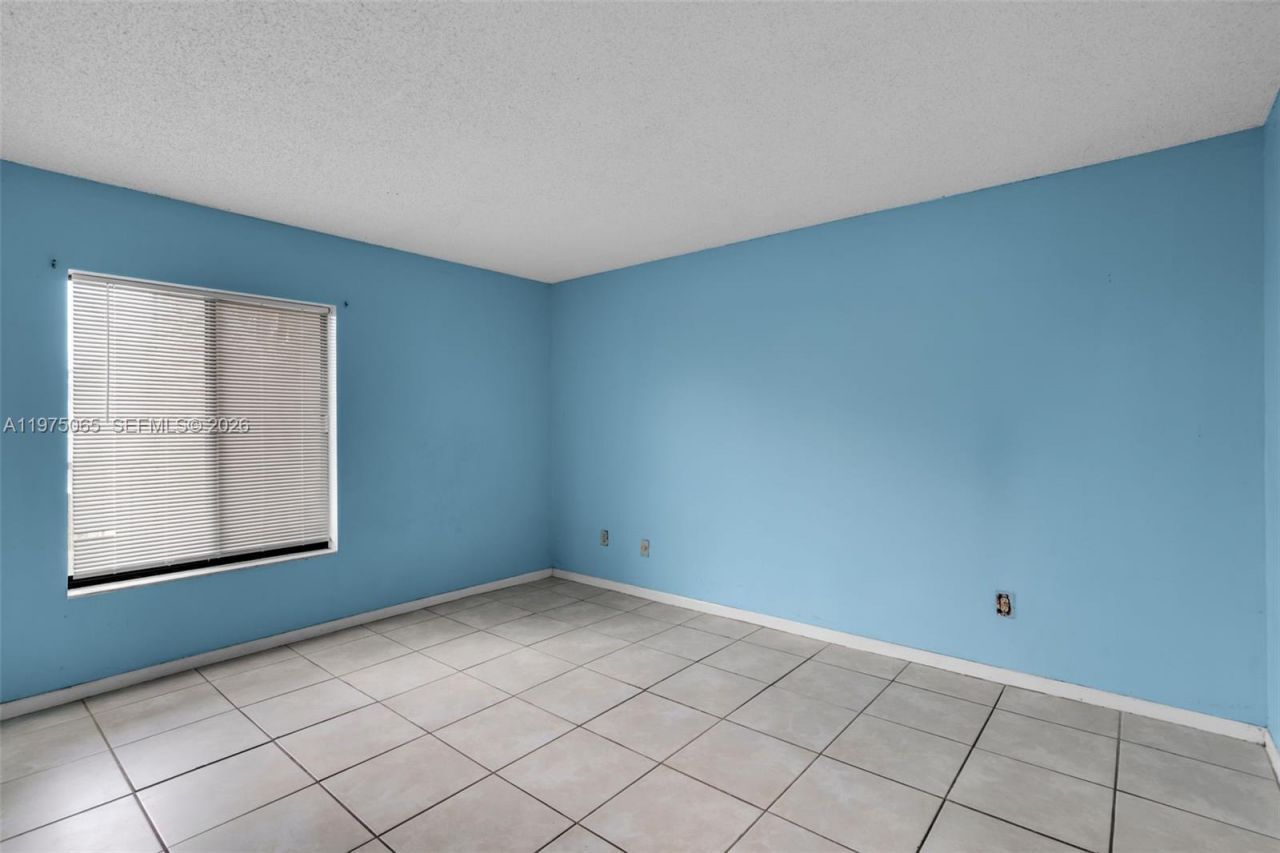 8615 NW 8th St, Unit 421, Miami, FL 33126 Photo