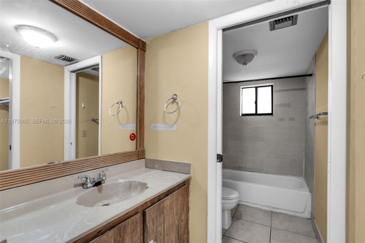 8615 NW 8th St, Unit 421, Miami, FL 33126 Photo