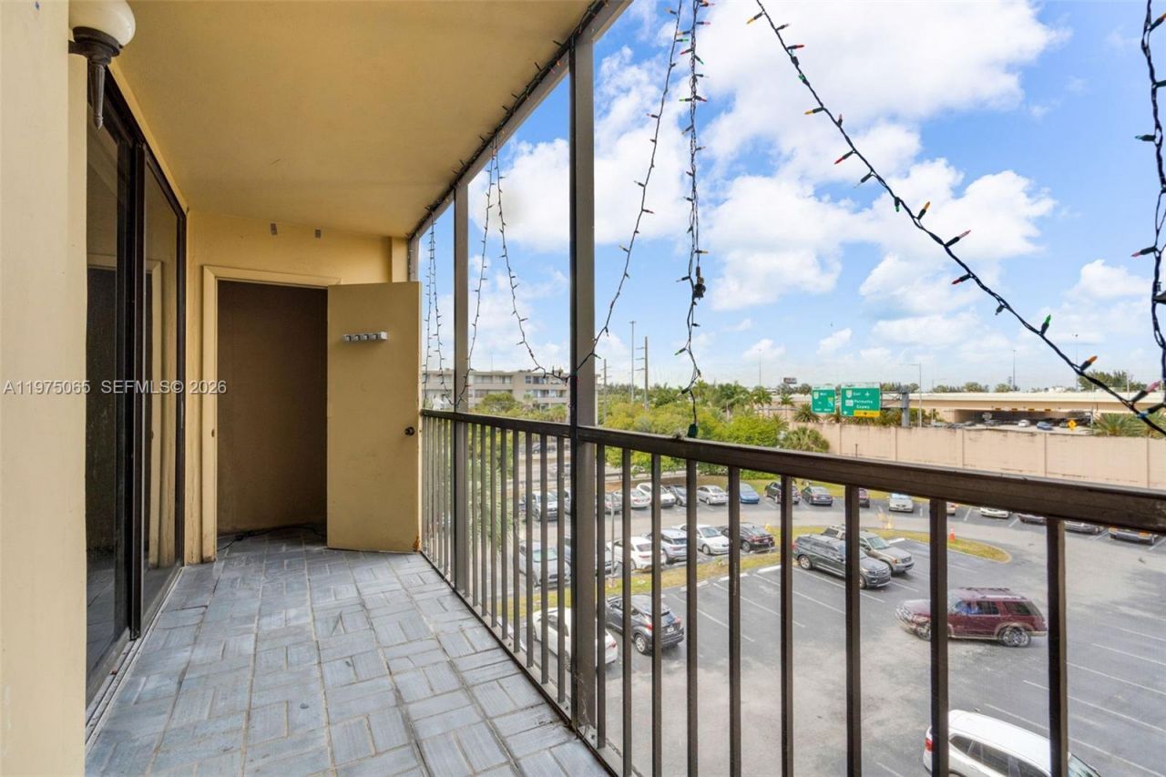 8615 NW 8th St, Unit 421, Miami, FL 33126 Photo