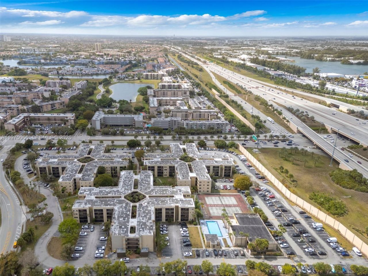 8615 NW 8th St, Unit 421, Miami, FL 33126 Photo