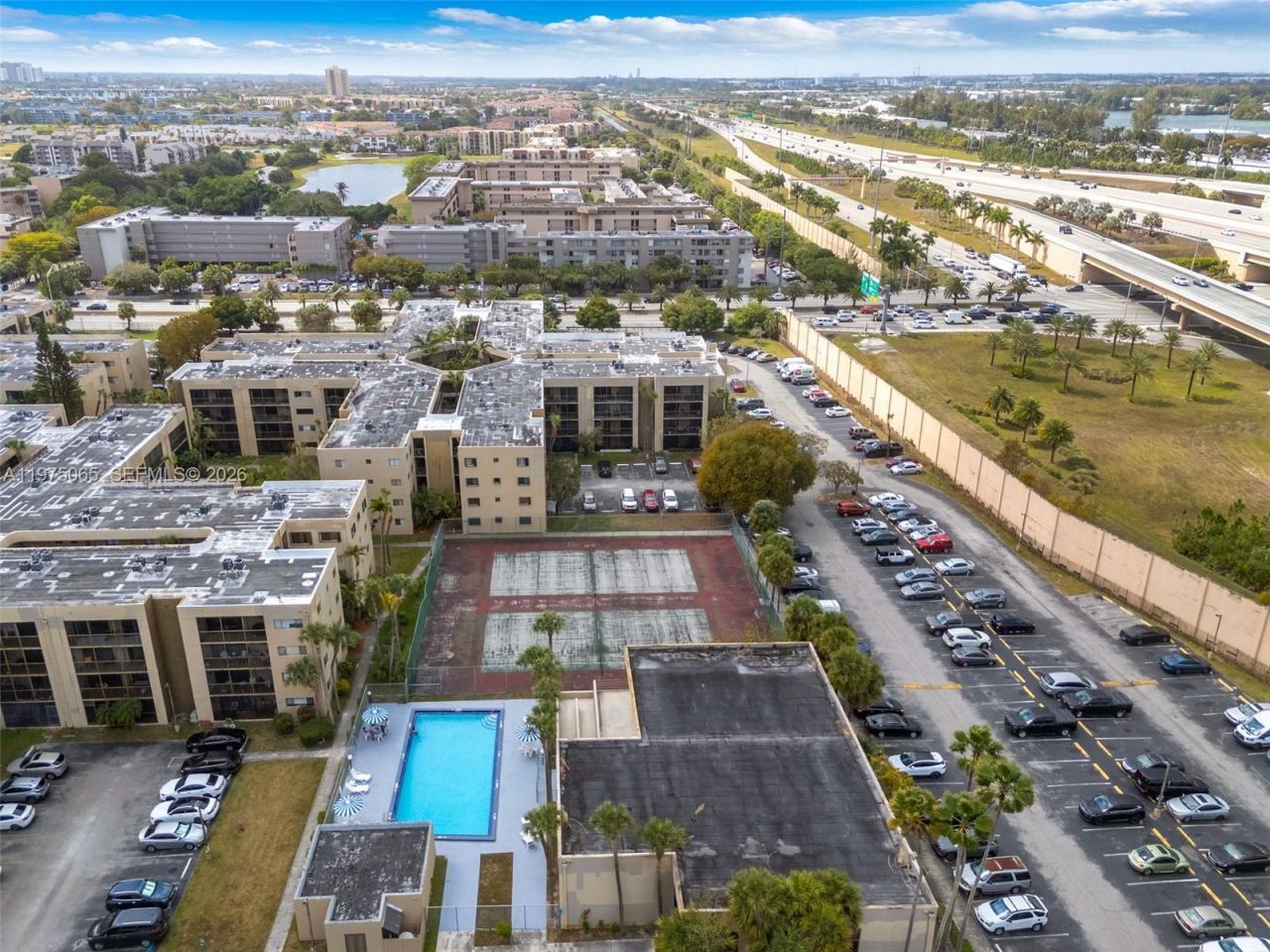 8615 NW 8th St, Unit 421, Miami, FL 33126 Photo