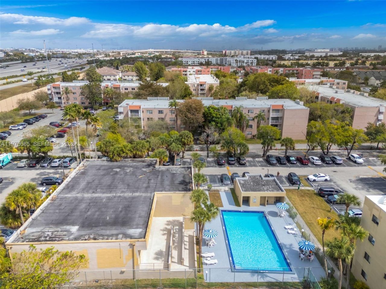 8615 NW 8th St, Unit 421, Miami, FL 33126 Photo