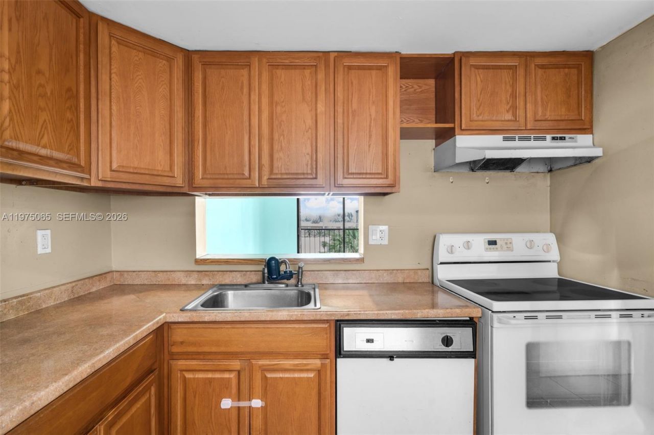 8615 NW 8th St, Unit 421, Miami, FL 33126 Photo