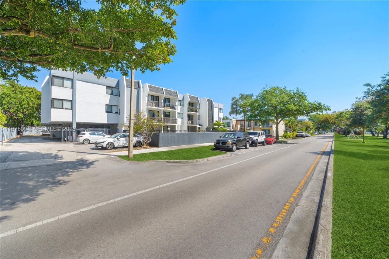 2345 NE 135th St , Unit 101, North Miami, FL 33181 Photo