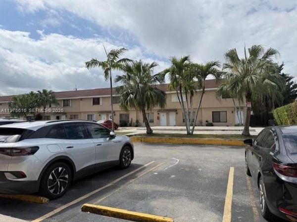 8360 NW 8th St, Unit 3-2, Miami, FL 33126