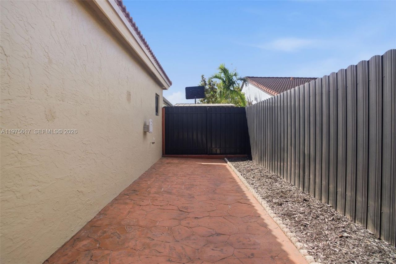 561 SW 87th Ct, Miami, FL 33174 Photo