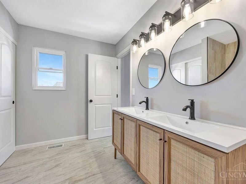 875 Venetian Terrace, Cincinnati, OH 45224 Photo 37