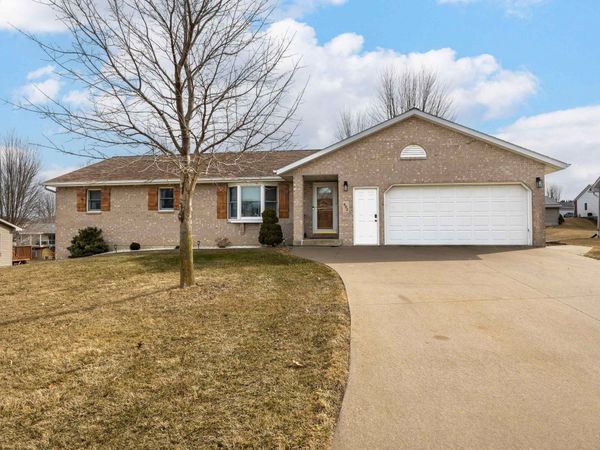 602 S Willow Ridge Street, Peosta, IA 52068