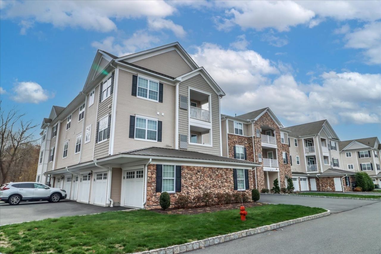 433 Brookside, Unit 433, Newtown, CT 06470 Main Photo
