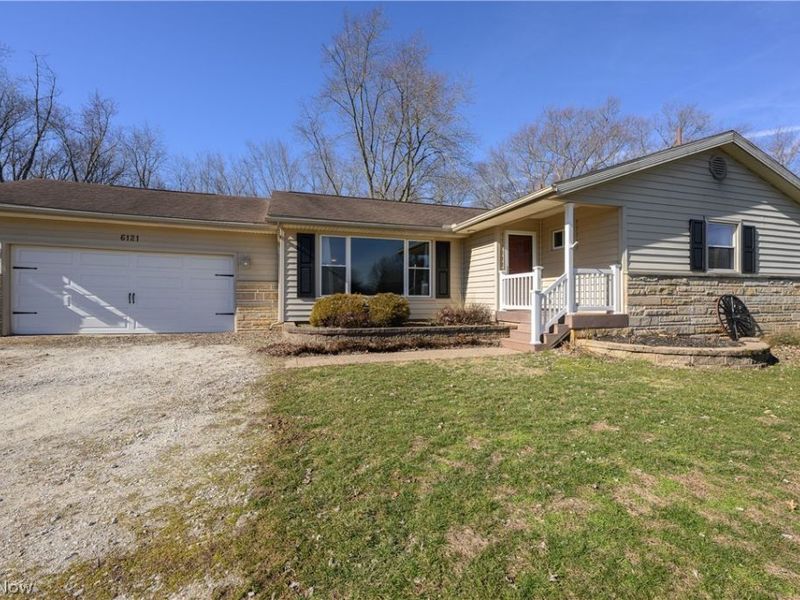 6121 Erie Avenue NW, Canal Fulton, OH 44614 Photo 2