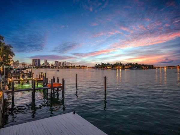 279 N Hibiscus Dr , Miami Beach, FL 33139