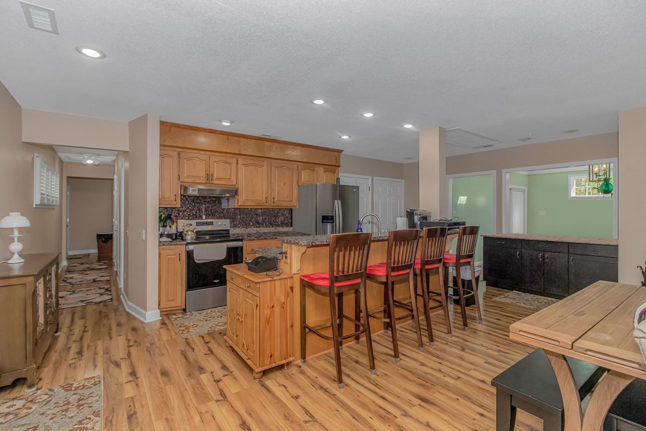 2104 Adams Circle  Photo 4