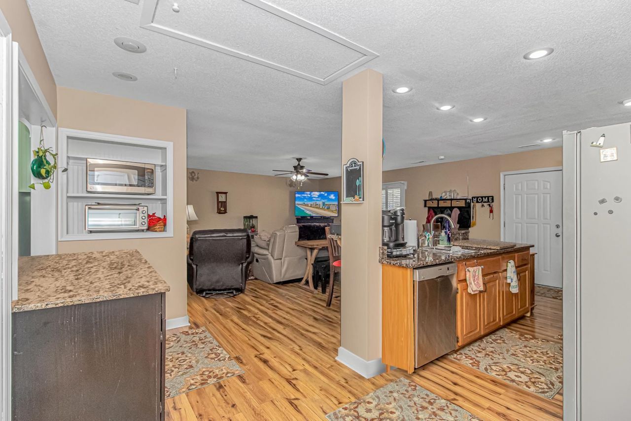 2104 Adams Circle  Photo 6