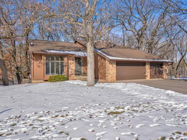 214 Woodridge Drive, Vadnais Heights, MN 55127