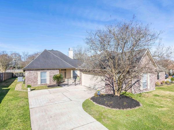 3938 Meadow Ridge Dr, Baton Rouge, LA 70817