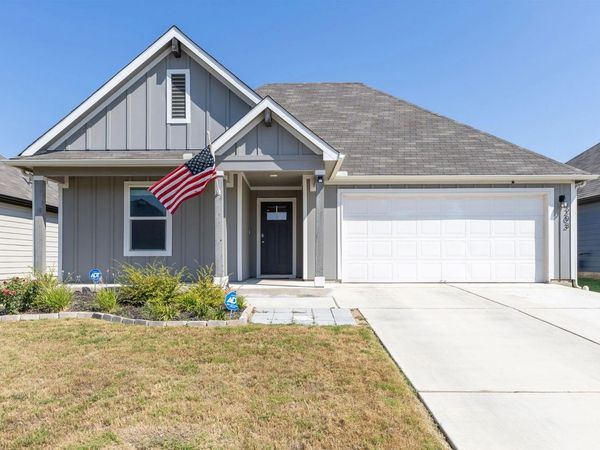 203 Mulberry Creek LN , Hutto, TX 78634