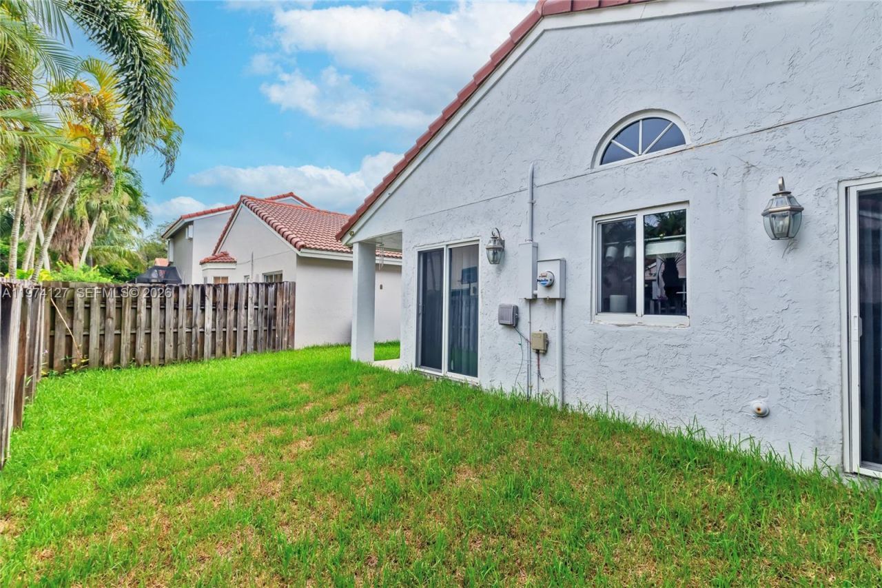 1361 Seagrape Cir , Weston, FL 33326 Photo