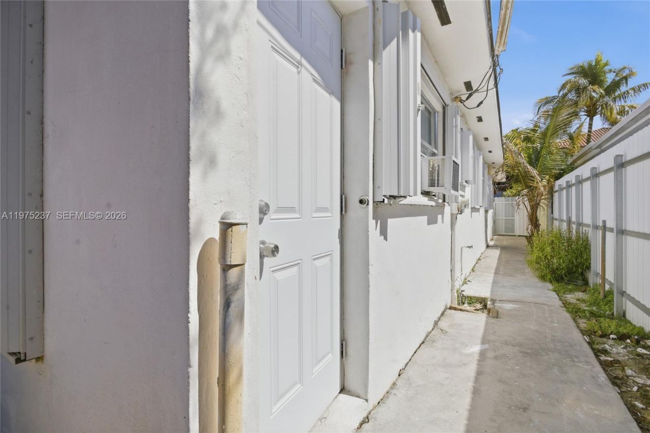 2761 SW 33rd Ct, Unit C, Miami, FL 33133 Photo