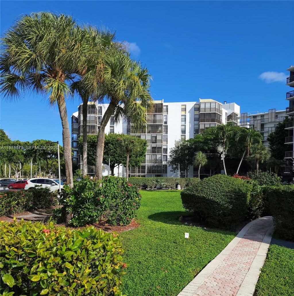 20500 W Country Club Dr , Unit 314, Aventura, FL 33180 Photo