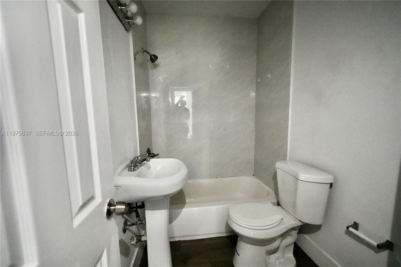 3376 NW 49th St , Unit B, Miami, FL 33142 Photo