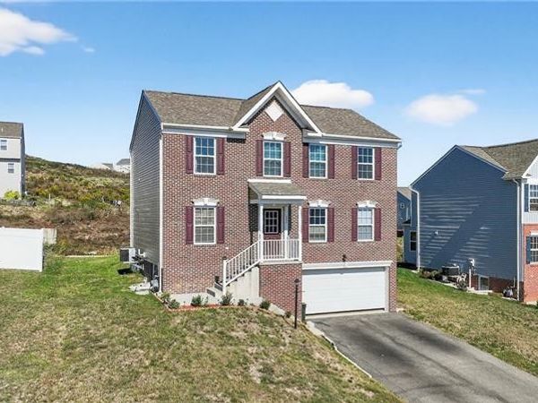 555 Gardenia Dr, Belle Vernon, PA 15012