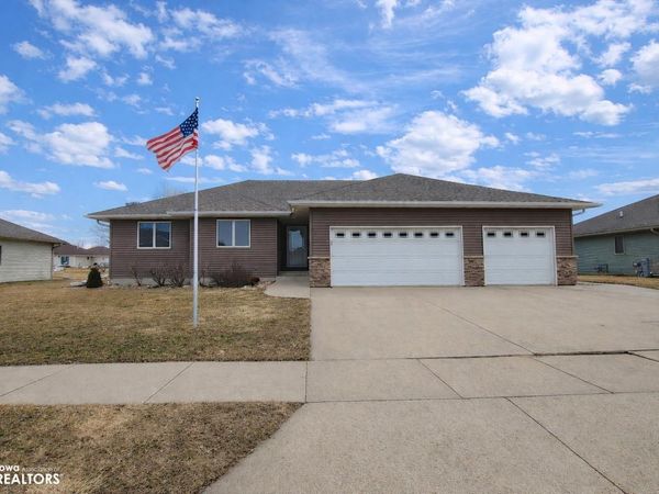 1228 Moonstone Court, Mason City, IA 50401