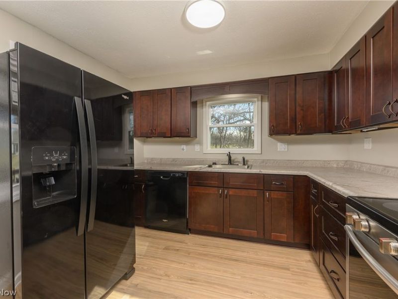 680 E State Street , Barberton, OH 44203 Photo 22